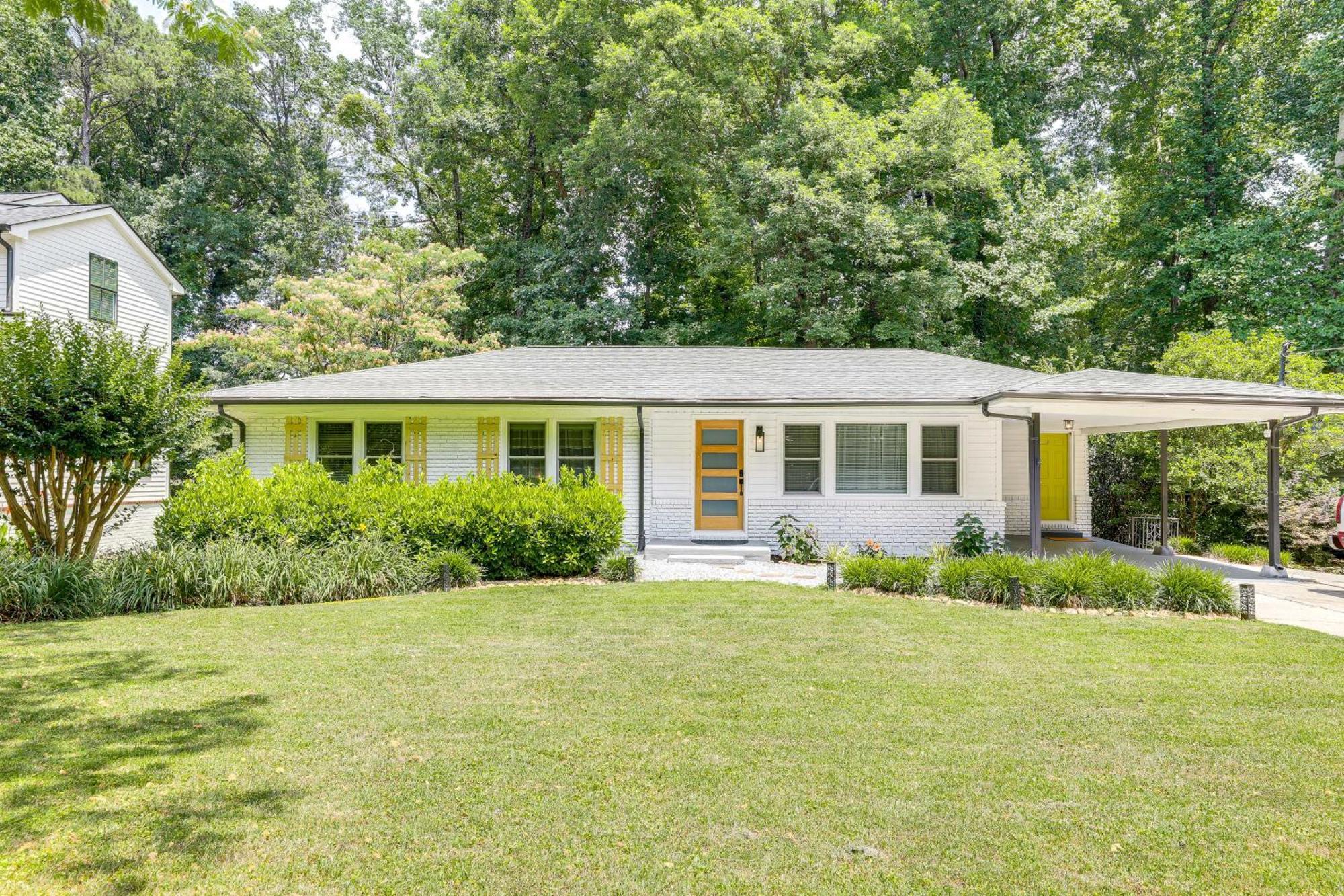 Holiday home Charming Chamblee With Fireplace Near Hospitals