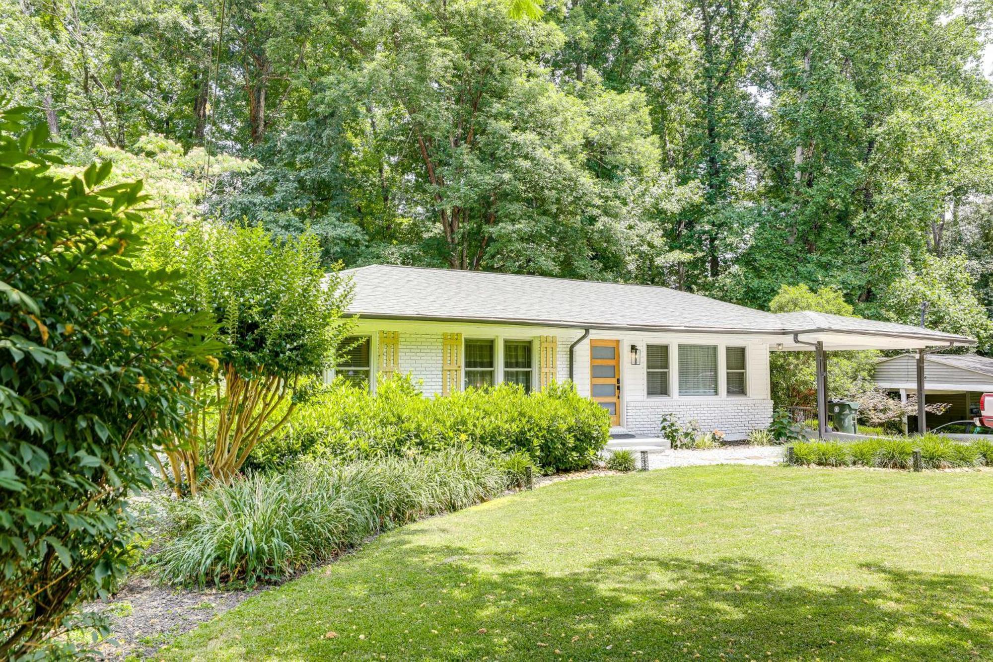 Holiday home Charming Chamblee With Fireplace Near Hospitals Atlanta