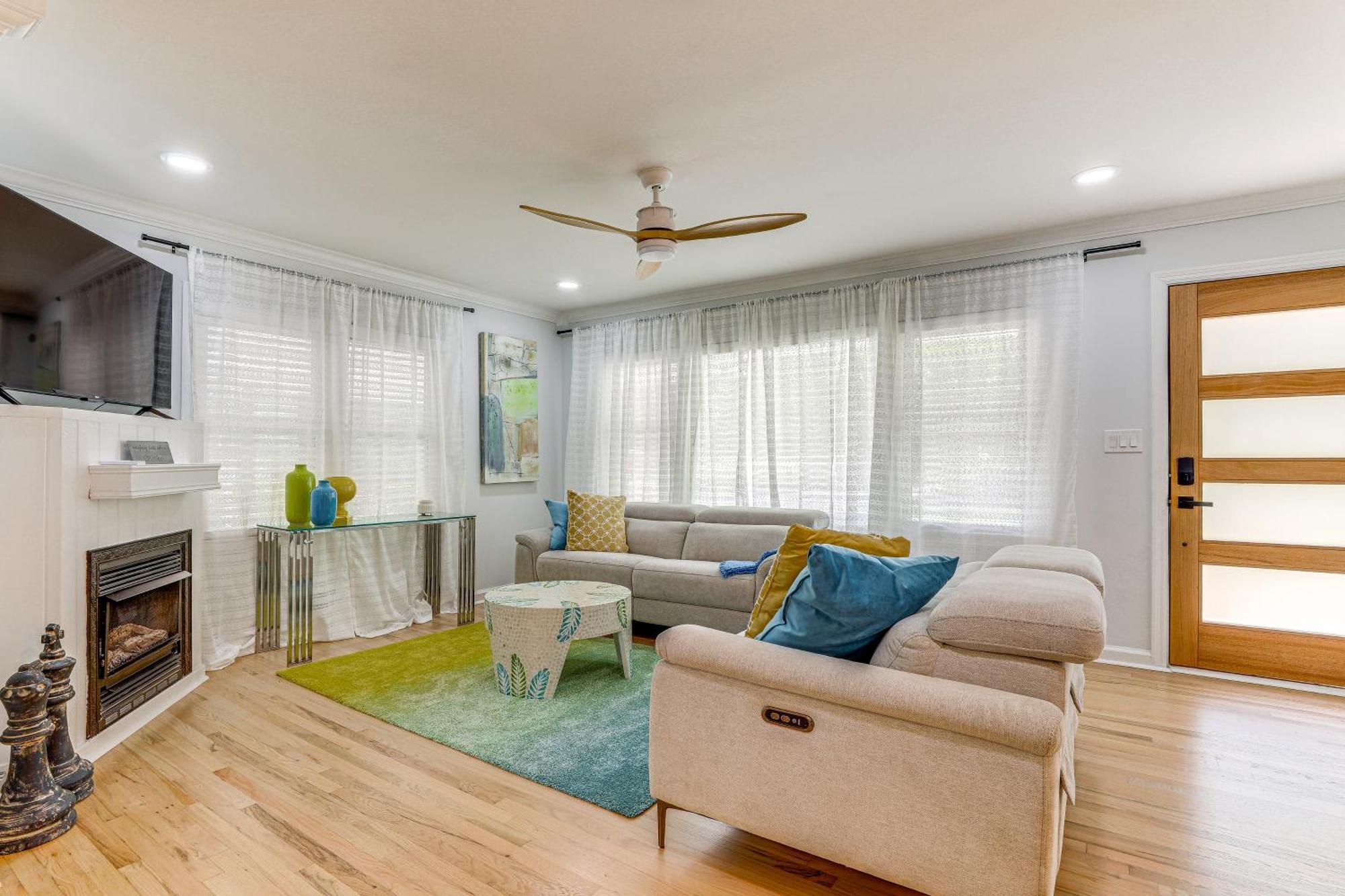 Charming Chamblee With Fireplace Near Hospitals Holiday home