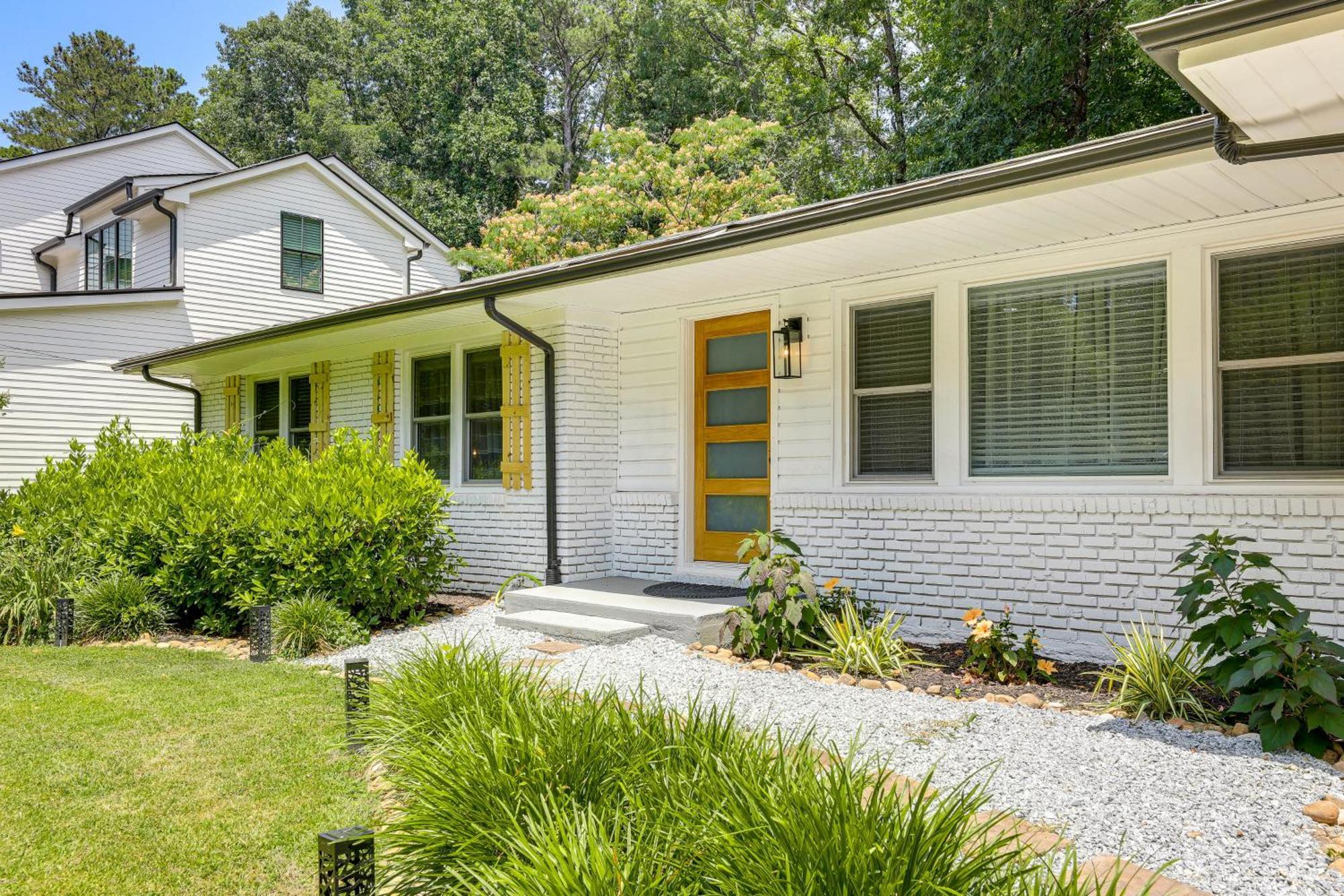 Charming Chamblee With Fireplace Near Hospitals Holiday home *