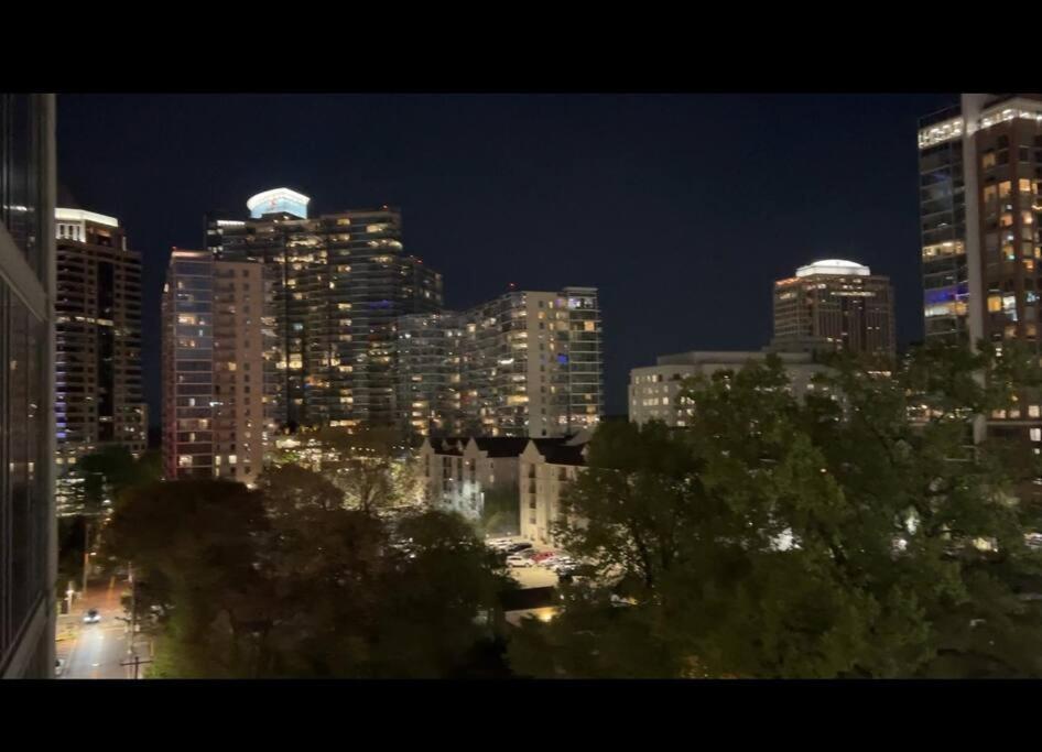 Midtown High-rise With King Bed Free Parking And Balcony With View