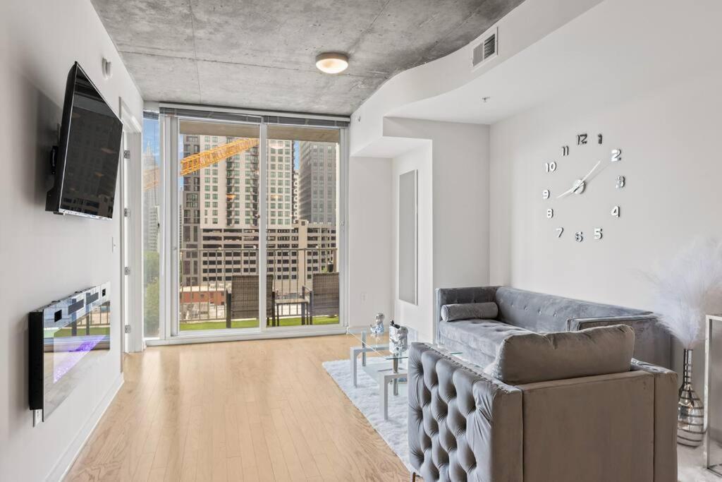 Midtown High-rise With King Bed Free Parking And Balcony With View