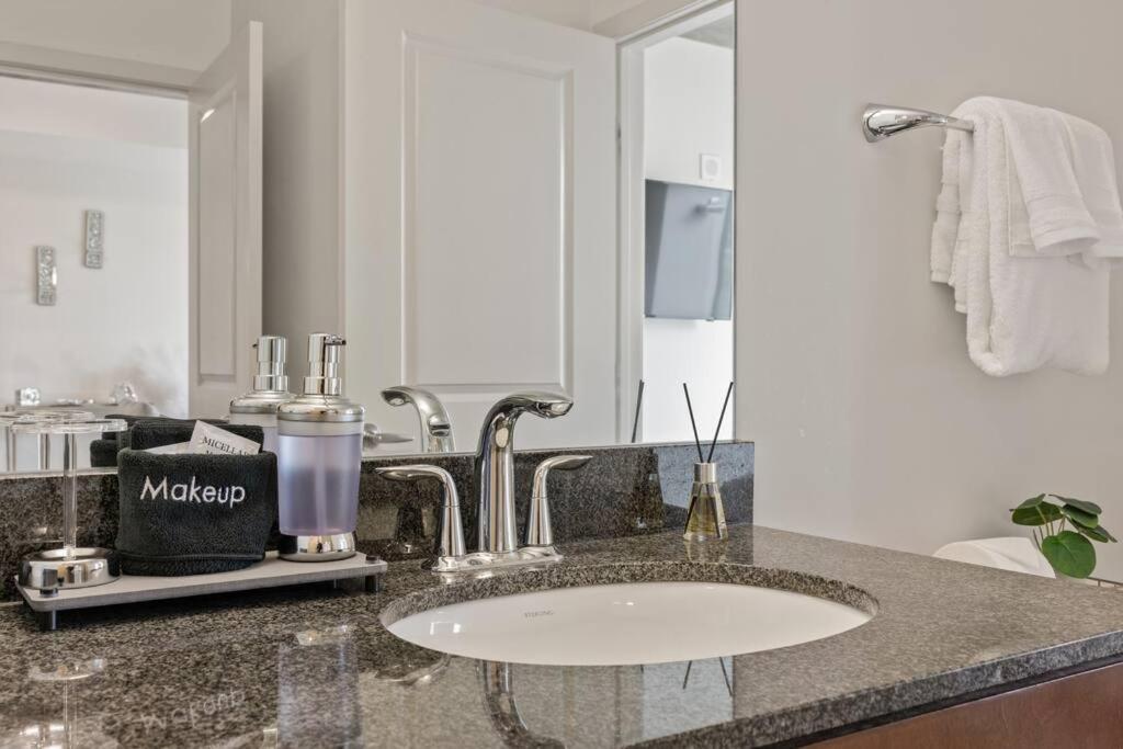 Midtown High-rise With King Bed Free Parking And Balcony With View Apartment *