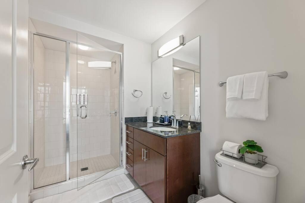 Apartment Midtown High-rise With King Bed Free Parking And Balcony With View *