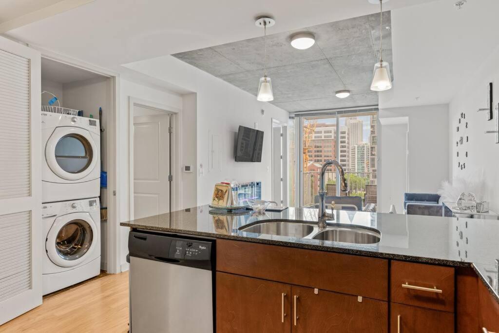Midtown High-rise With King Bed Free Parking And Balcony With View *
