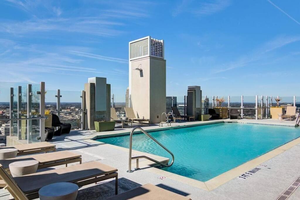 Midtown High-rise With King Bed Free Parking And Balcony With View Apartment