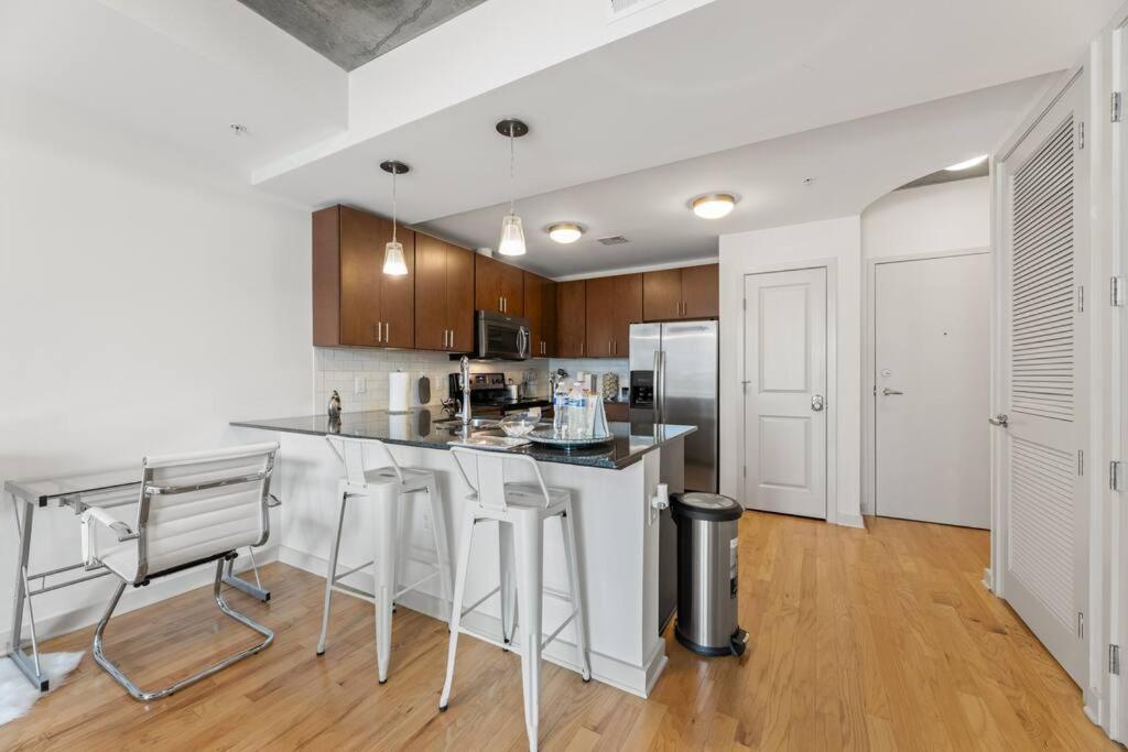 Midtown High-rise With King Bed Free Parking And Balcony With View Apartment *