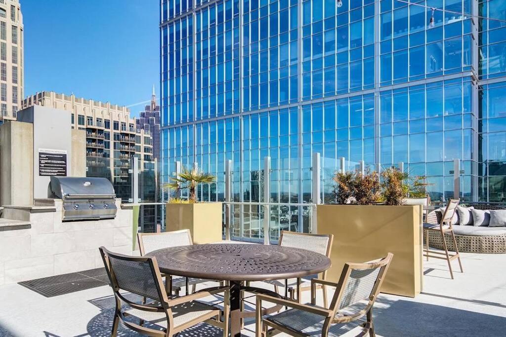 Midtown High-rise With King Bed Free Parking And Balcony With View *