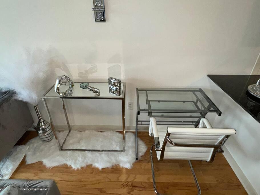Midtown High-rise With King Bed Free Parking And Balcony With View