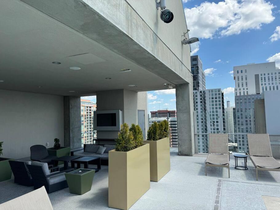 Apartment Midtown High-rise With King Bed Free Parking And Balcony With View *