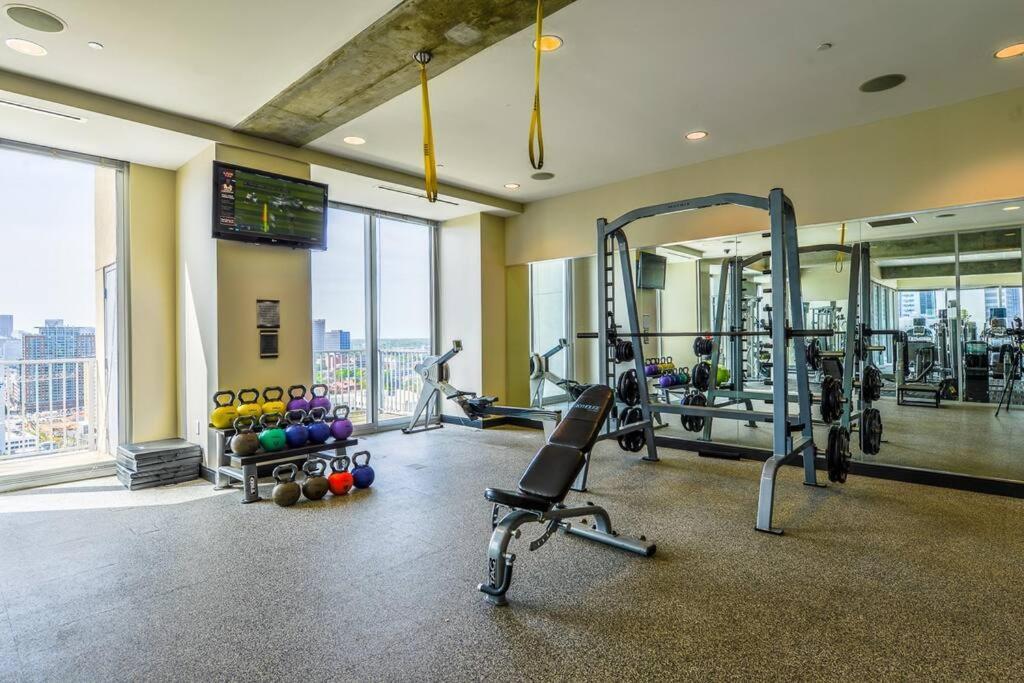 Midtown High-rise With King Bed Free Parking And Balcony With View