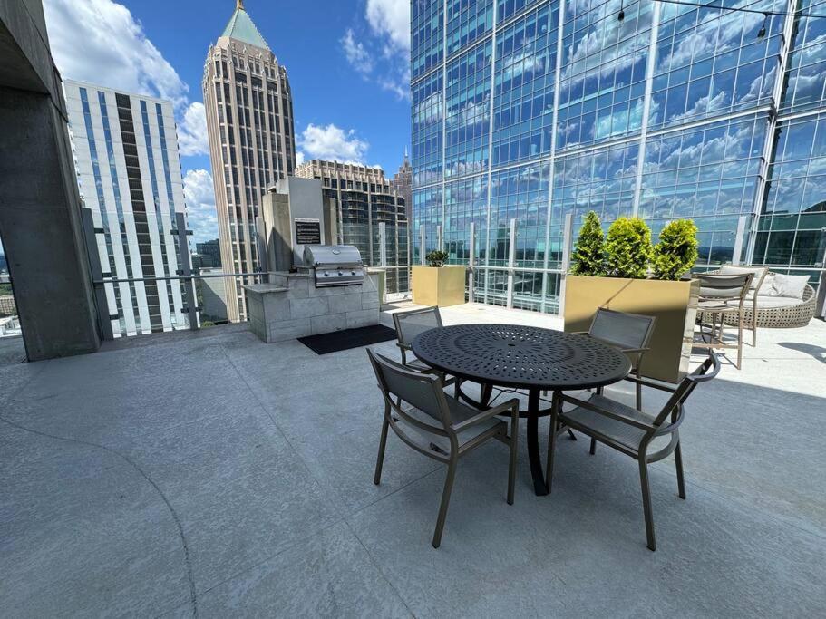 Apartment Midtown High-rise With King Bed Free Parking And Balcony With View