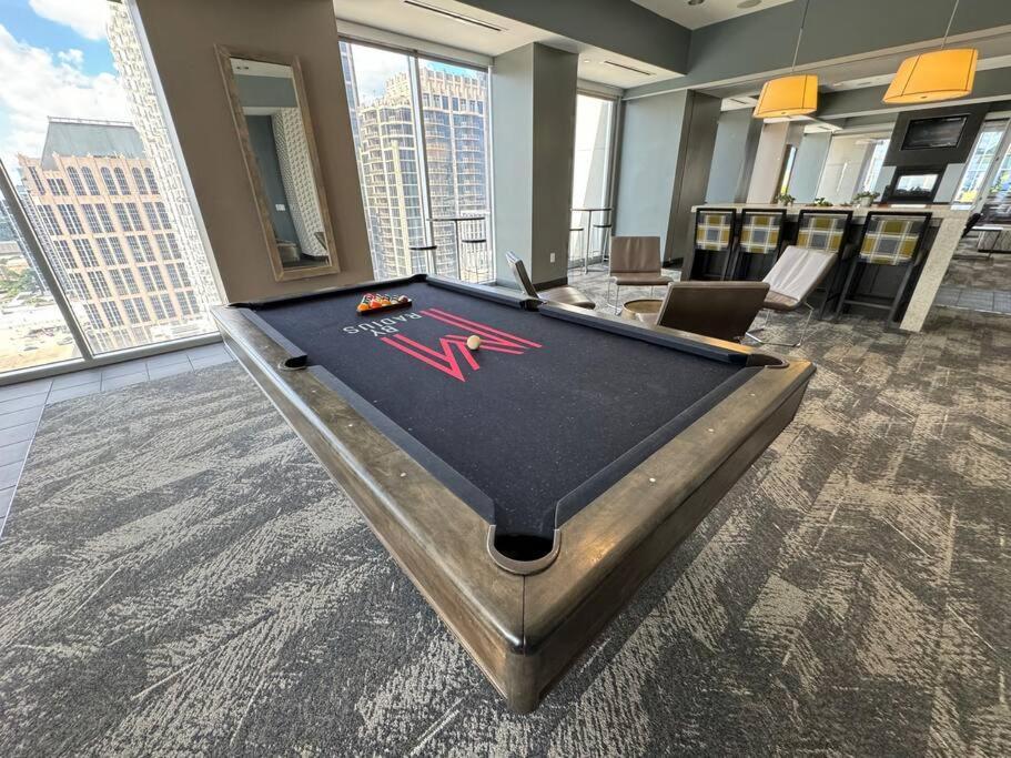 Midtown High-rise With King Bed Free Parking And Balcony With View