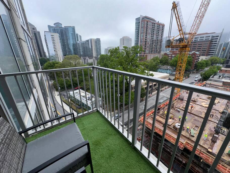 Midtown High-rise With King Bed Free Parking And Balcony With View Apartment