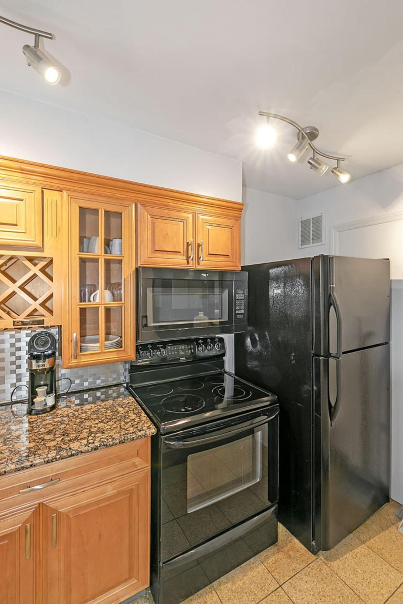 Downtown 1 Bedroom High Rise With Balcony *