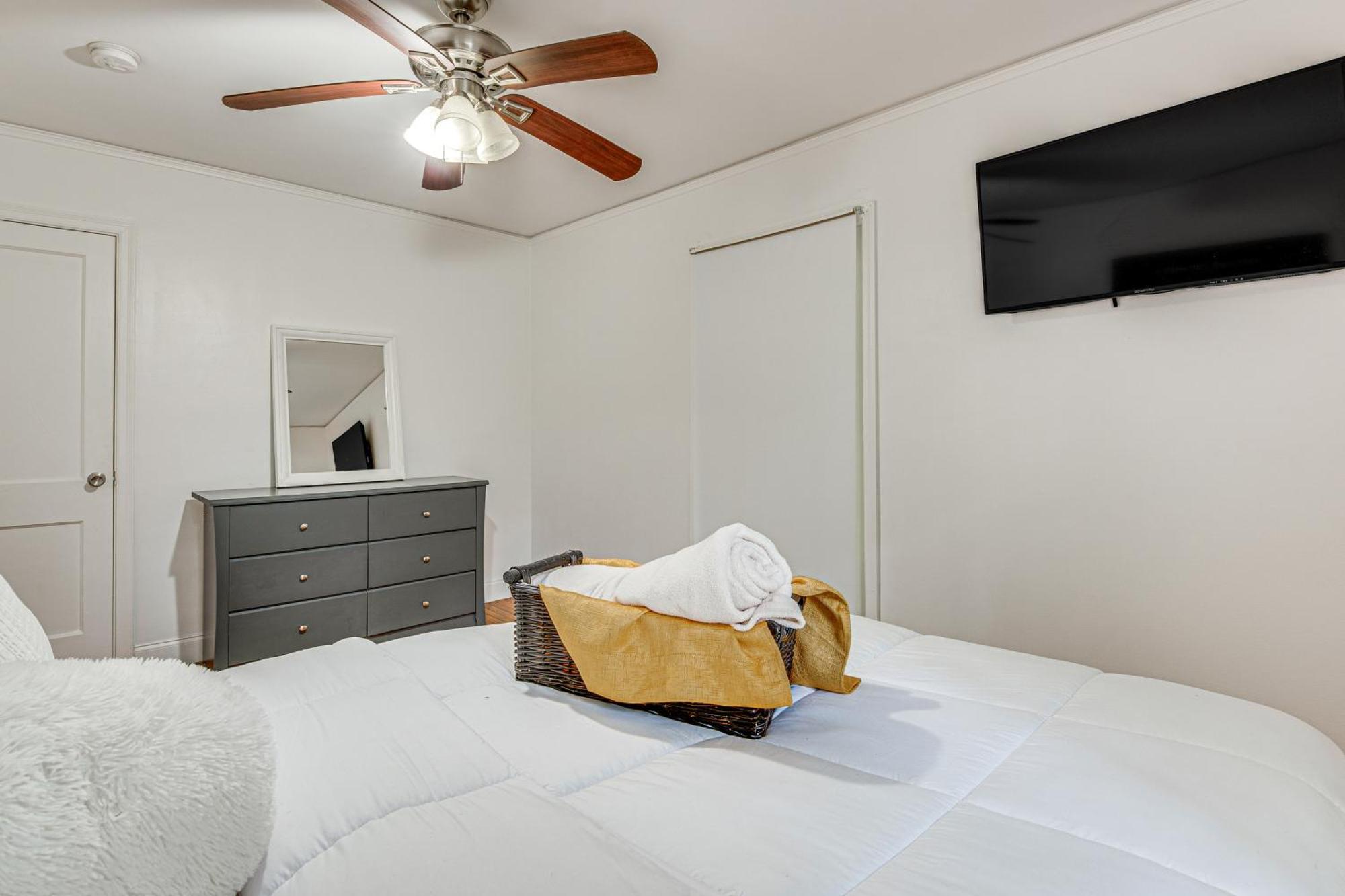 Holiday home Area Vacation Less Than 4 Mi To Airport!