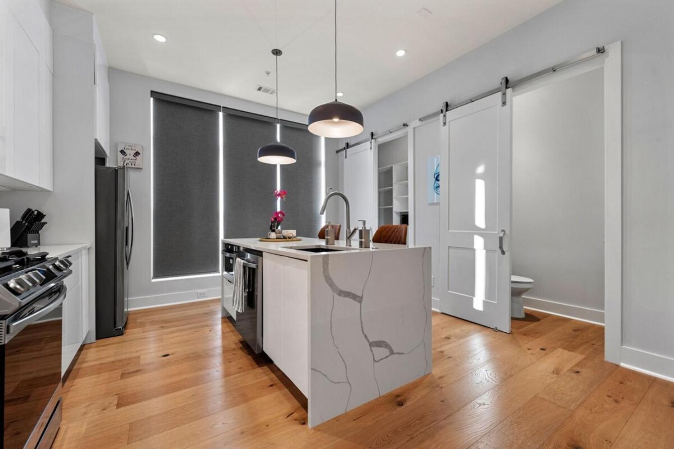 Luxurious Midtown Rooftop Views By Silverx