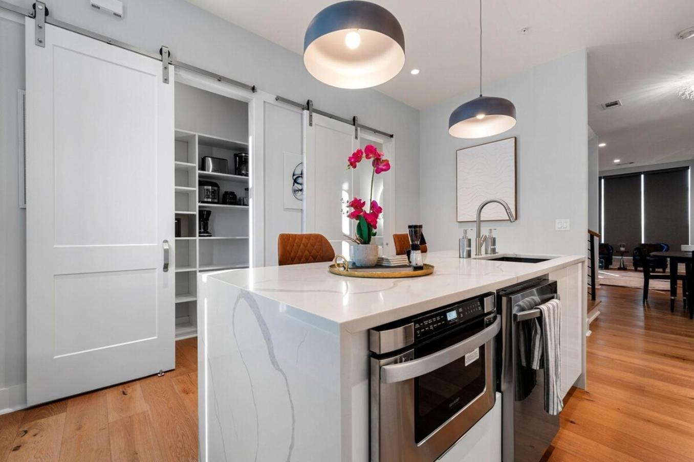 Luxurious Midtown Rooftop Views By Silverx Holiday home