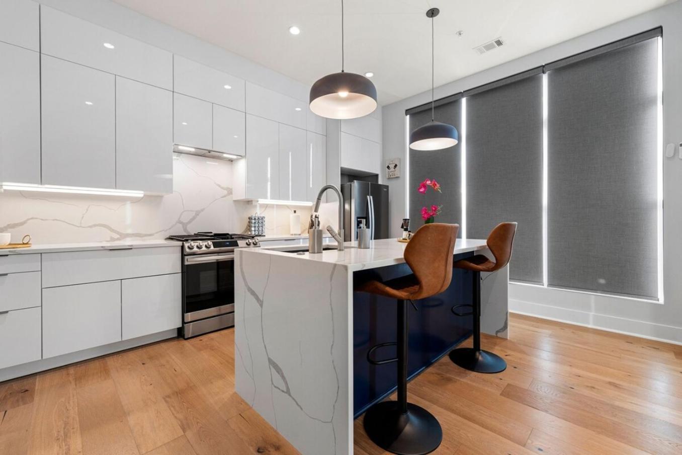 Luxurious Midtown Rooftop Views By Silverx *
