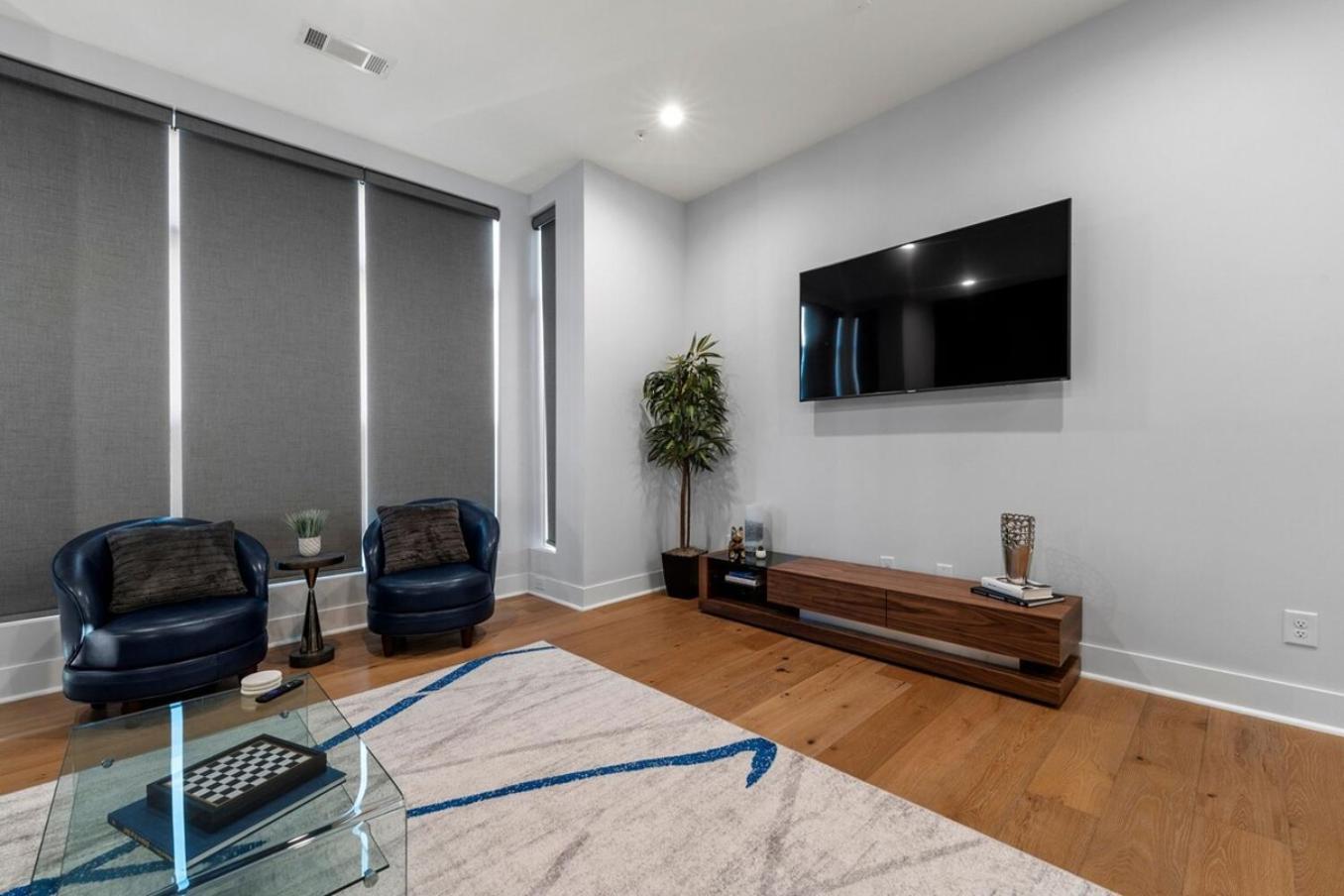 Luxurious Midtown Rooftop Views By Silverx