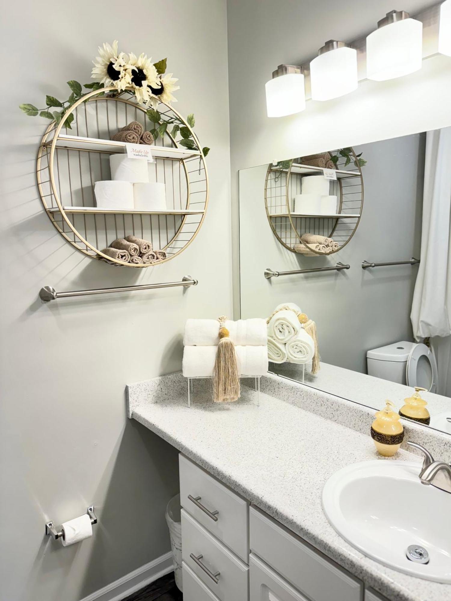 The Sunshine Suite-cozy Comfort Near Airport Apartment *