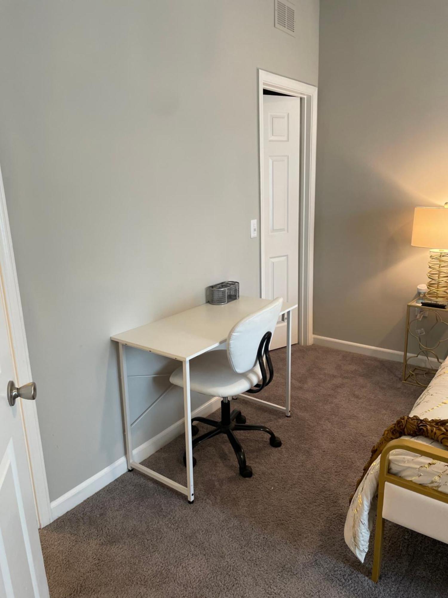 The Sunshine Suite-cozy Comfort Near Airport Apartment