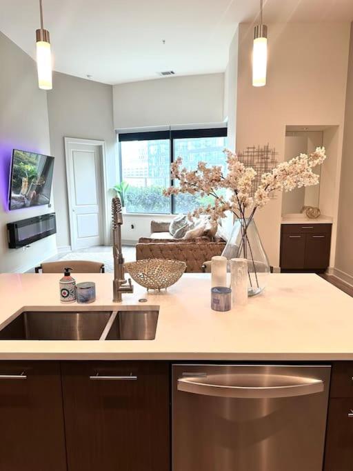 30 Day Minimum - 1100 Sq Ft 1 Bedroom Midtown Atl Apartment