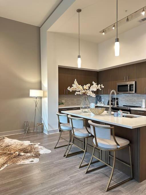 Apartment 30 Day Minimum - 1100 Sq Ft 1 Bedroom Midtown Atl
