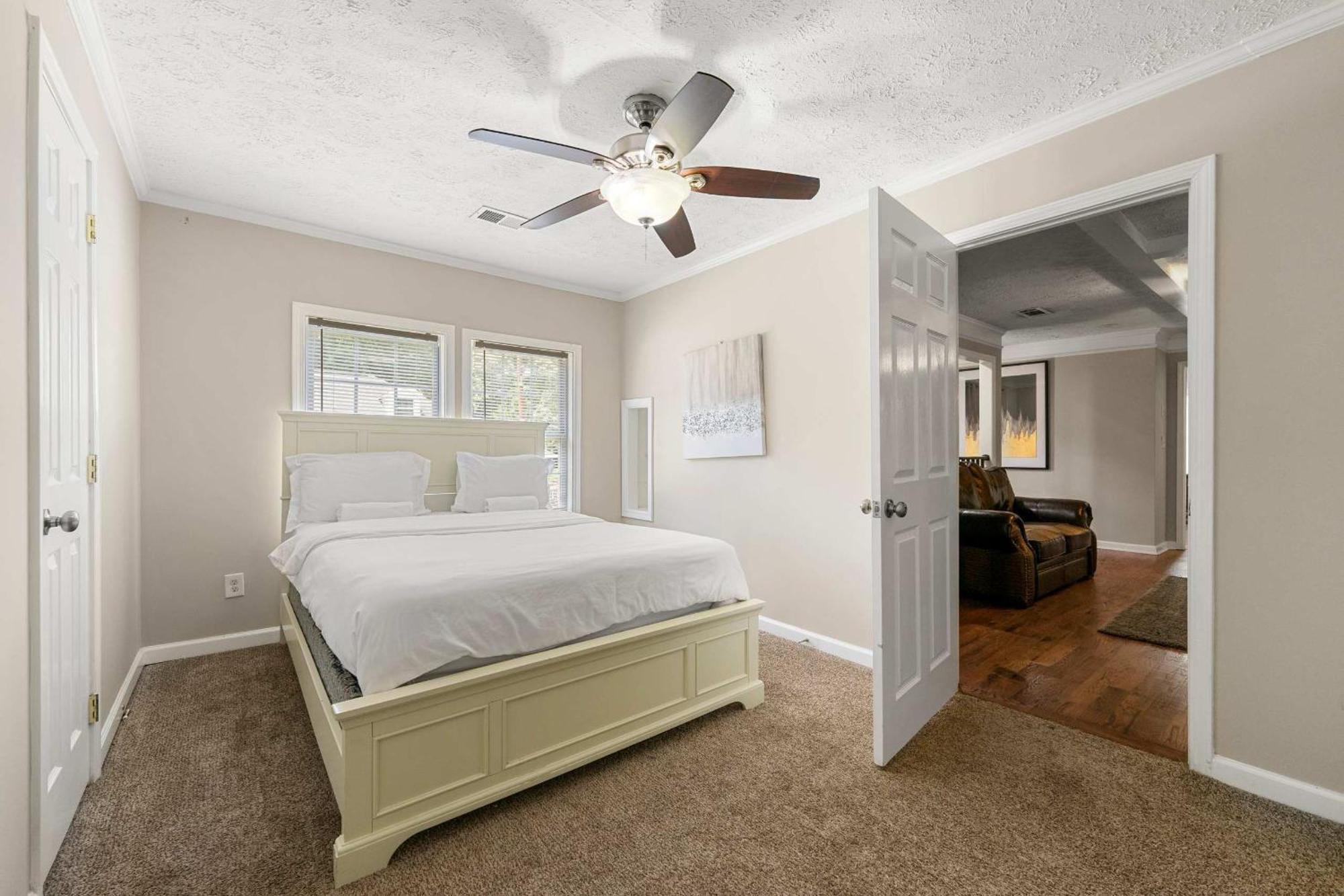 The Manor L 5-bedrooms A Location Sleeps 12 Holiday home Atlanta