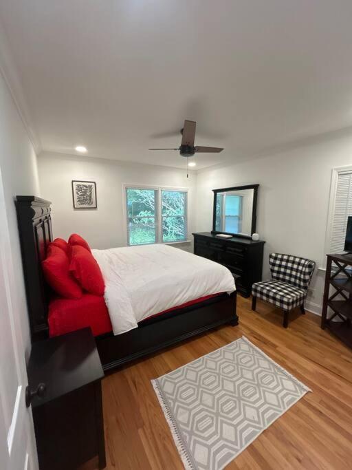Southern Comfort Renovated, Relaxing, Ready Minutes From Downtown And Mercedes Benz Stadium Atlanta