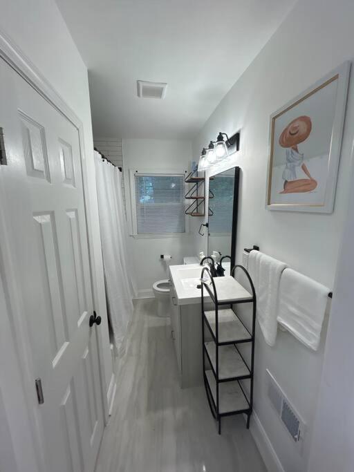 Southern Comfort Renovated, Relaxing, Ready Minutes From Downtown And Mercedes Benz Stadium Holiday home *