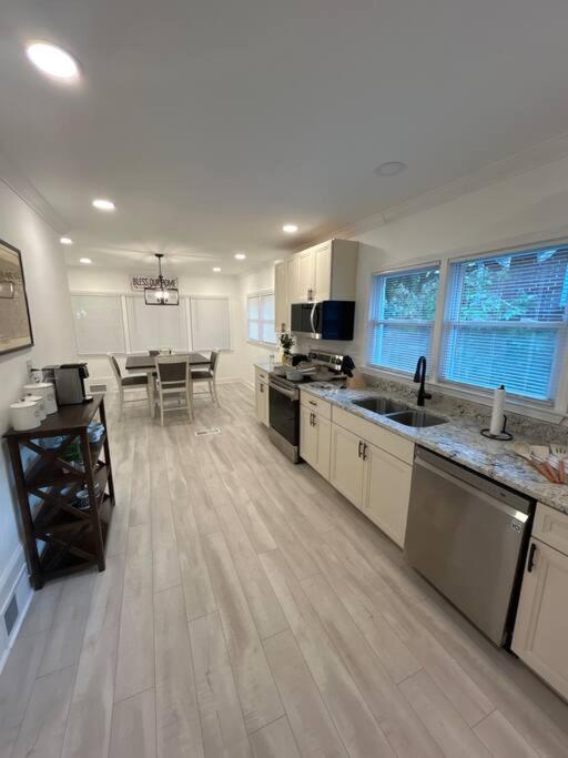 Southern Comfort Renovated, Relaxing, Ready Minutes From Downtown And Mercedes Benz Stadium Holiday home Atlanta