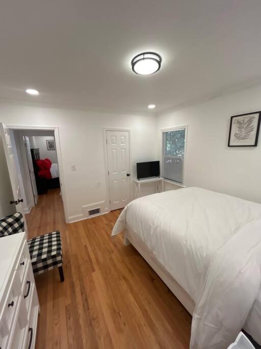 Holiday home Southern Comfort Renovated, Relaxing, Ready Minutes From Downtown And Mercedes Benz Stadium *