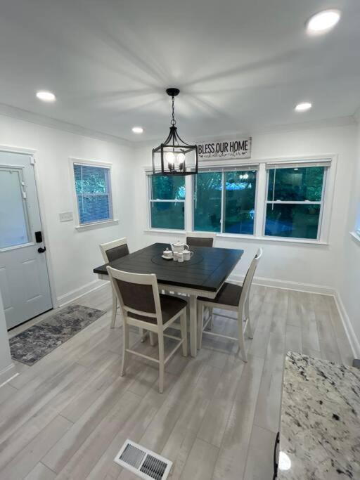 Holiday home Southern Comfort Renovated, Relaxing, Ready Minutes From Downtown And Mercedes Benz Stadium *