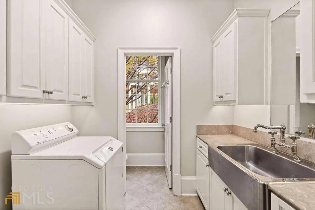 Luxury Spacious 4br In Buckhead Holiday home