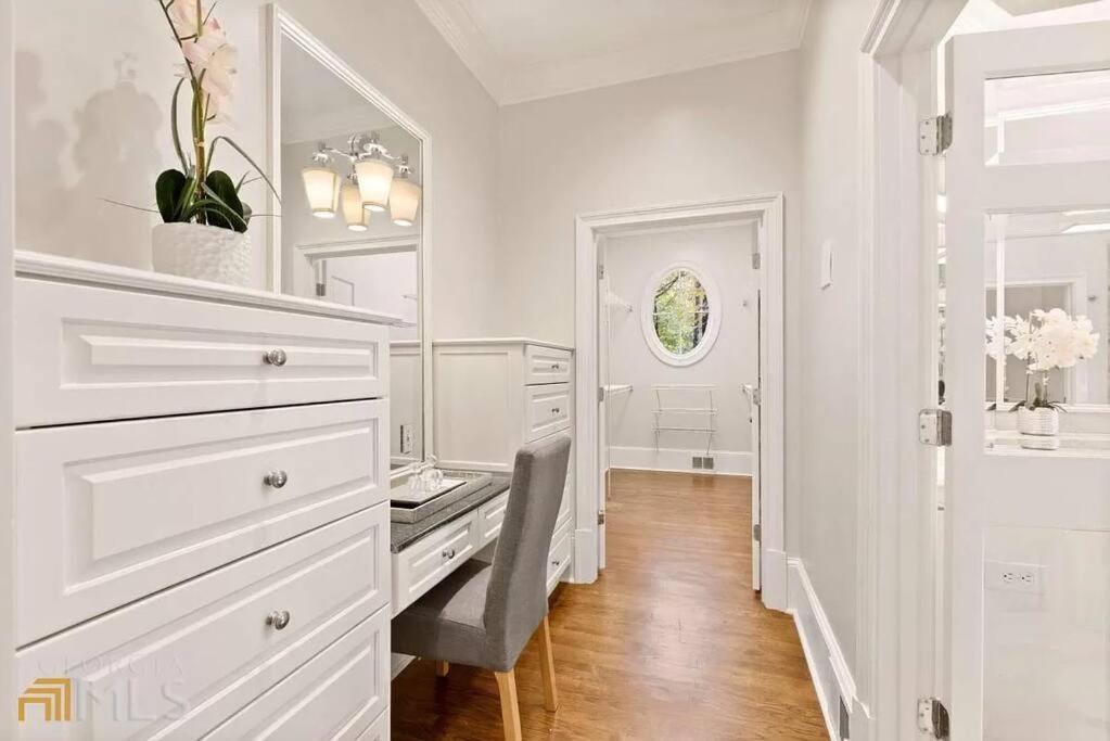 Luxury Spacious 4br In Buckhead