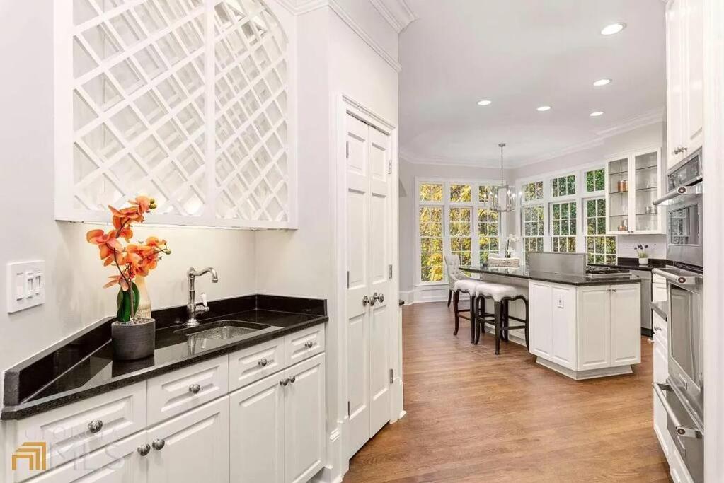 Luxury Spacious 4br In Buckhead Holiday home
