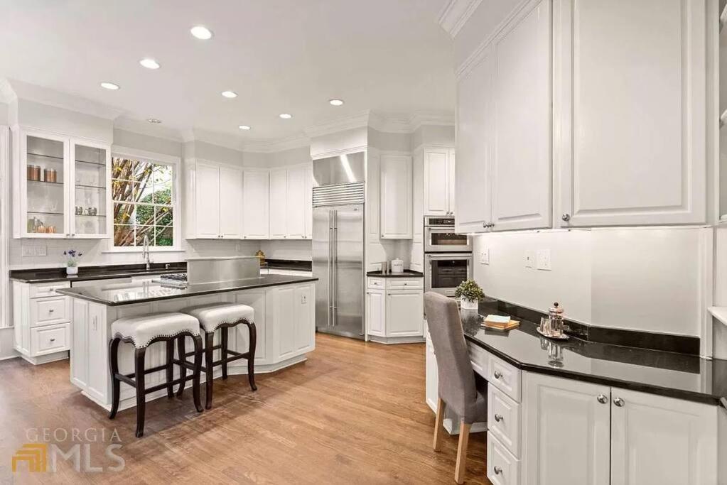 Luxury Spacious 4br In Buckhead Holiday home
