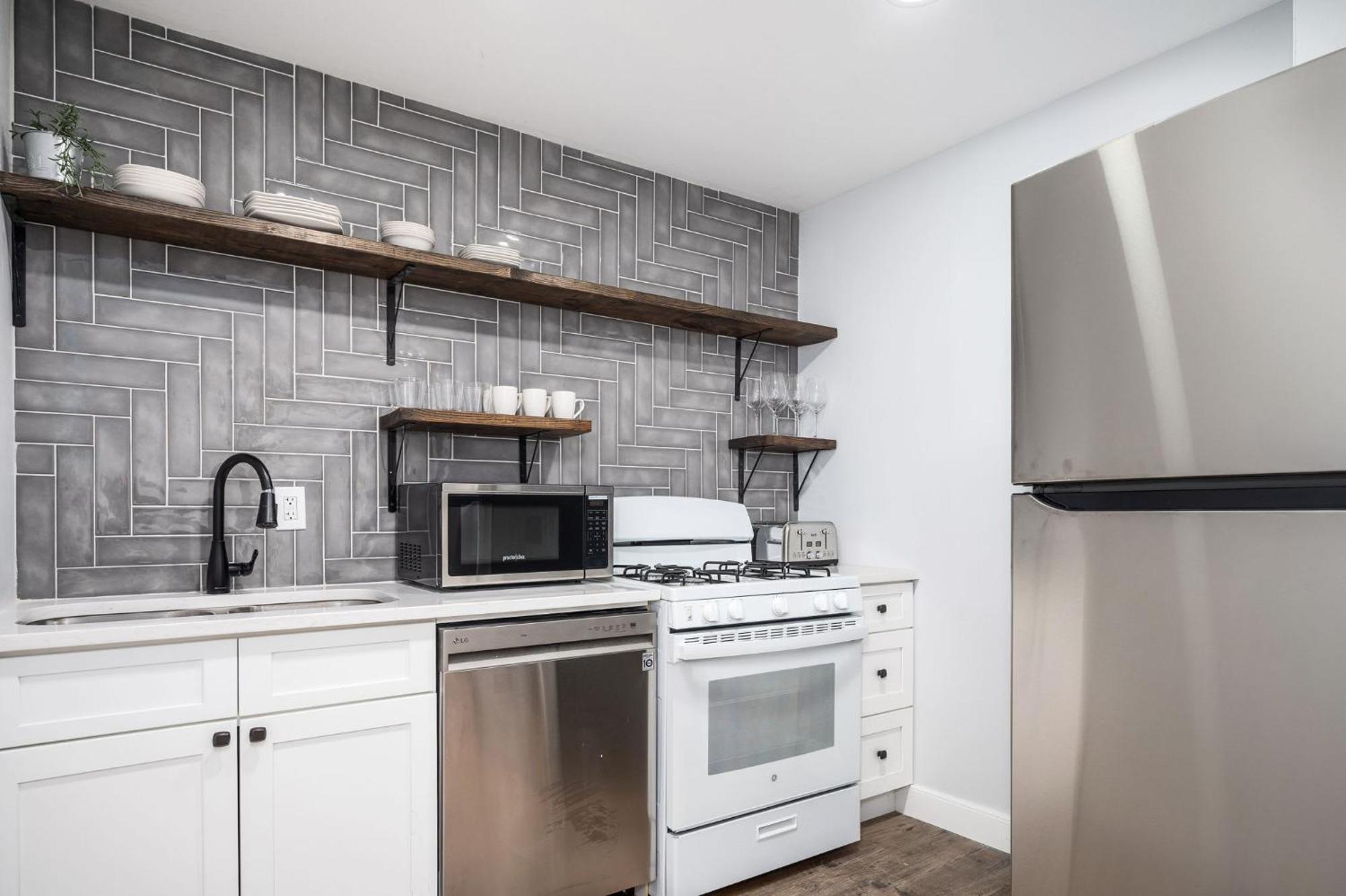 View 16th Floor 2 Bath Free Parking Lm1607
