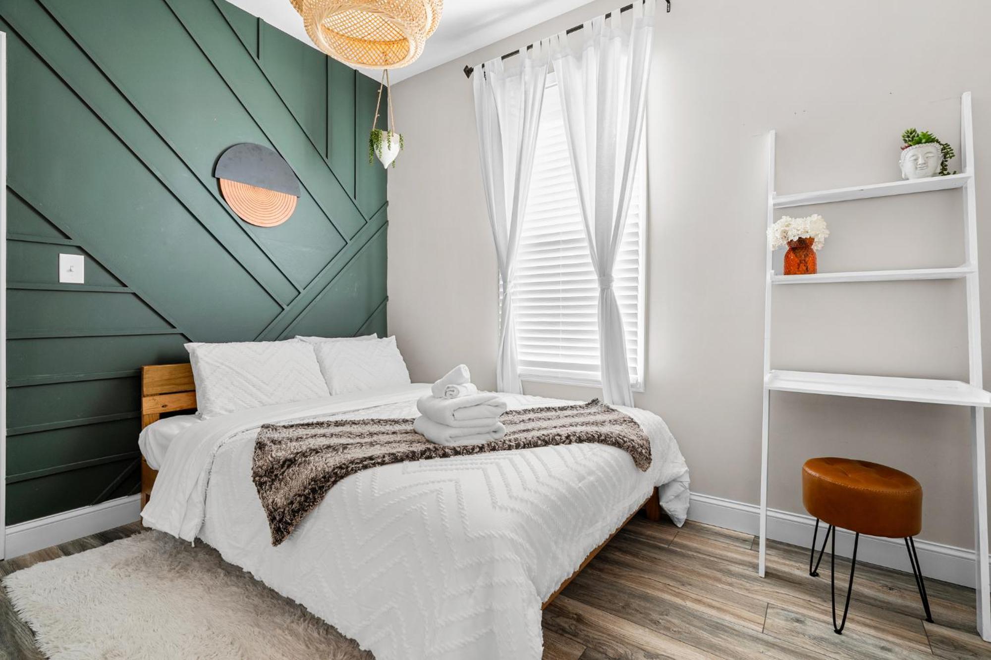 Modern With Backyard Oasis In Heart Of Atl Guest house *