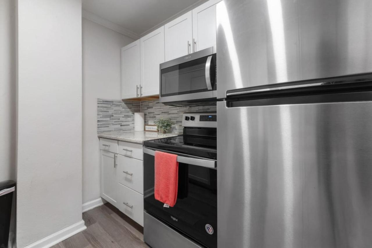 2 Bedroom Prime Location And Views, Private Porch Holiday home Atlanta