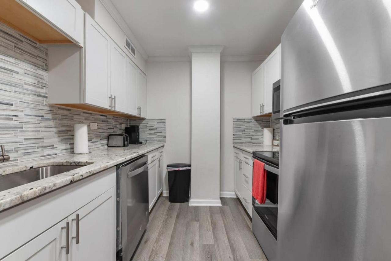 Holiday home 2 Bedroom Prime Location And Views, Private Porch Atlanta