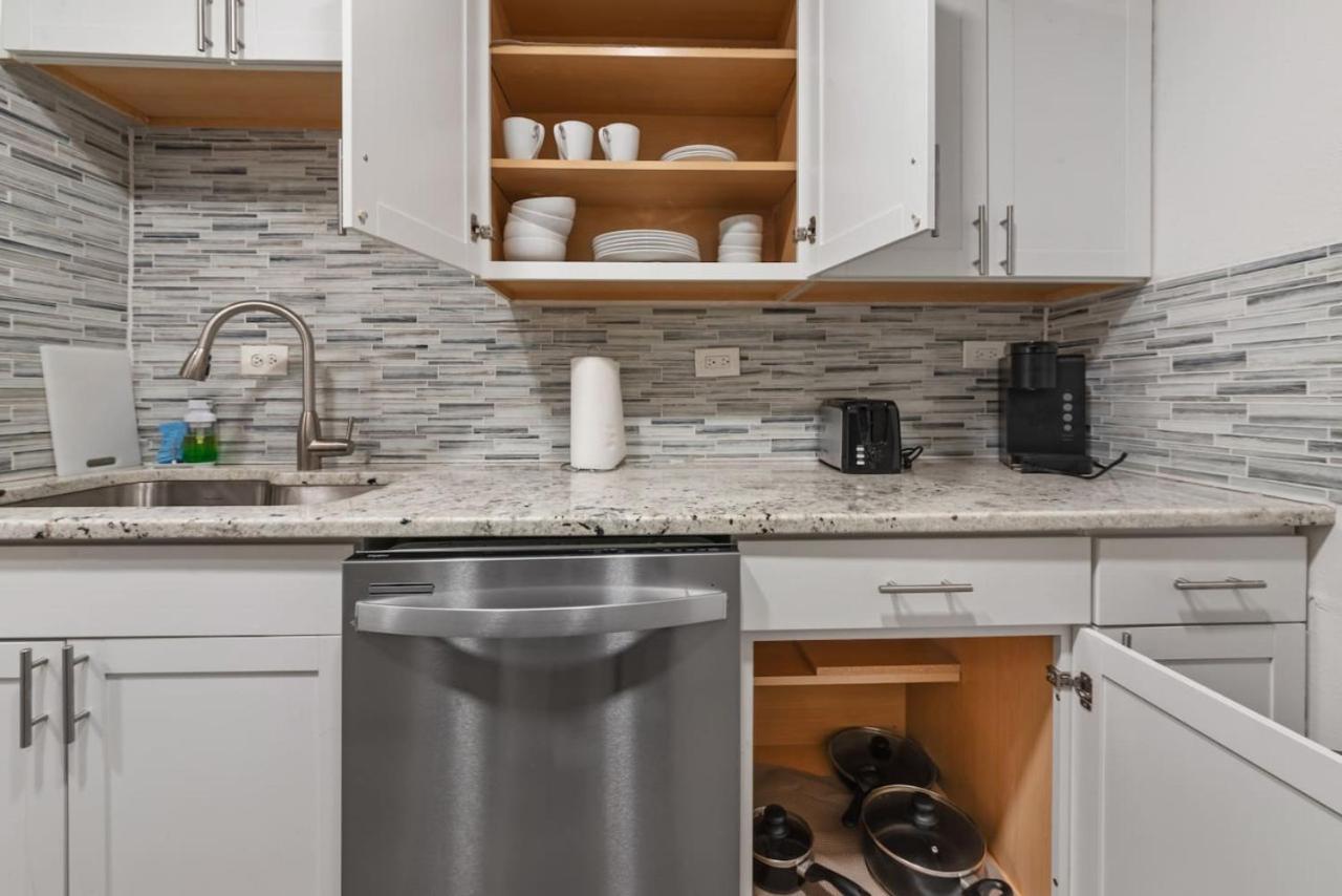 2 Bedroom Prime Location And Views, Private Porch * Atlanta