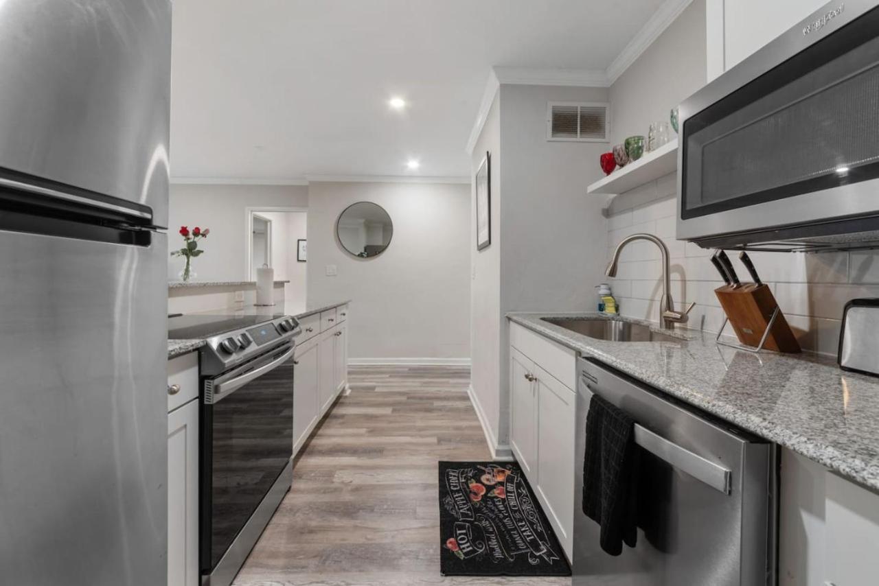 Walk To Everything, Affordable In Downtown Holiday home