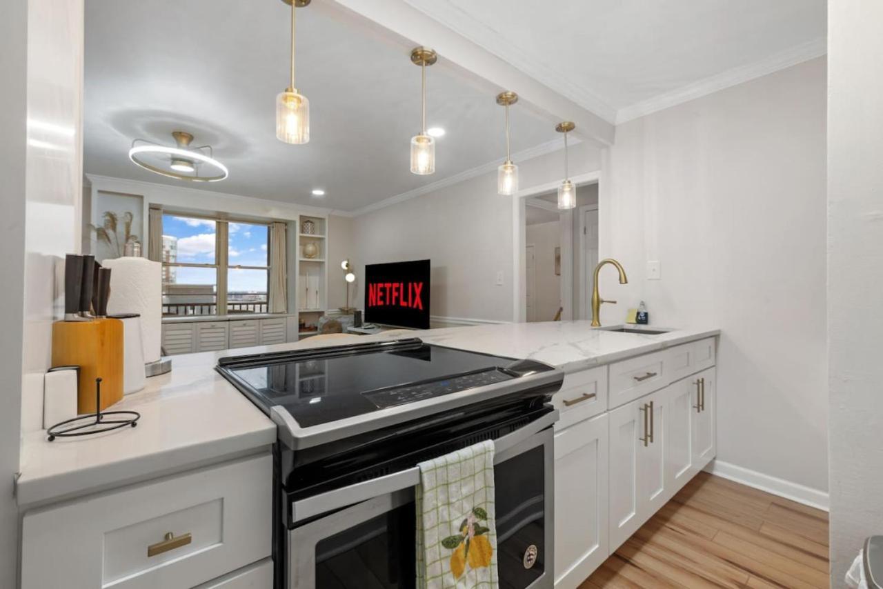 Holiday home Downtown Condo, Skyline View, Walk Friendly *