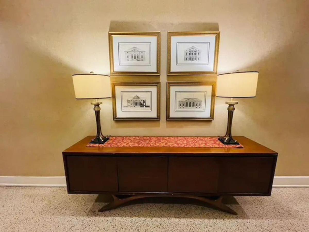 Downtown Condo, Skyline View, Walk Friendly *