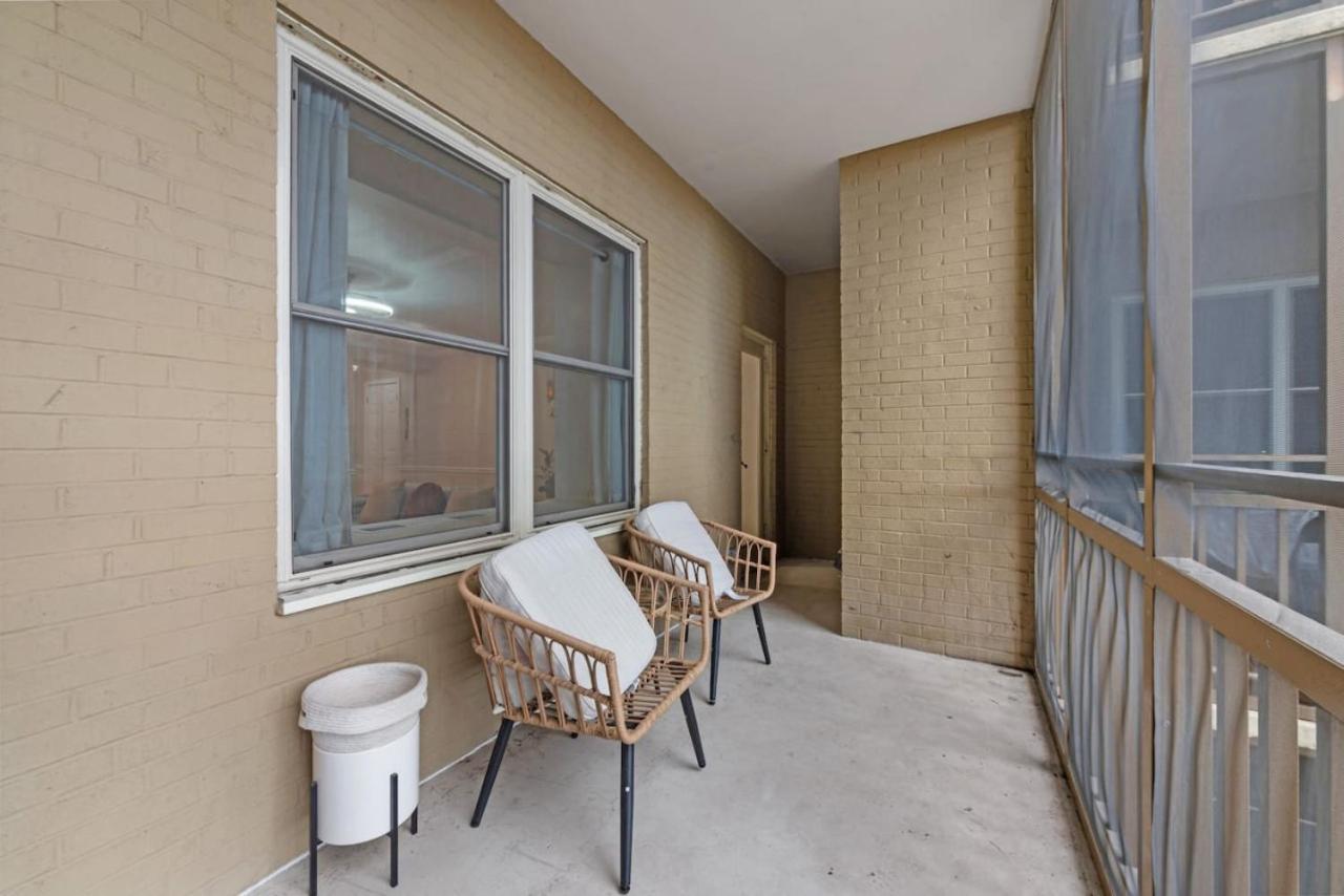 Downtown Condo, Skyline View, Walk Friendly Holiday home *