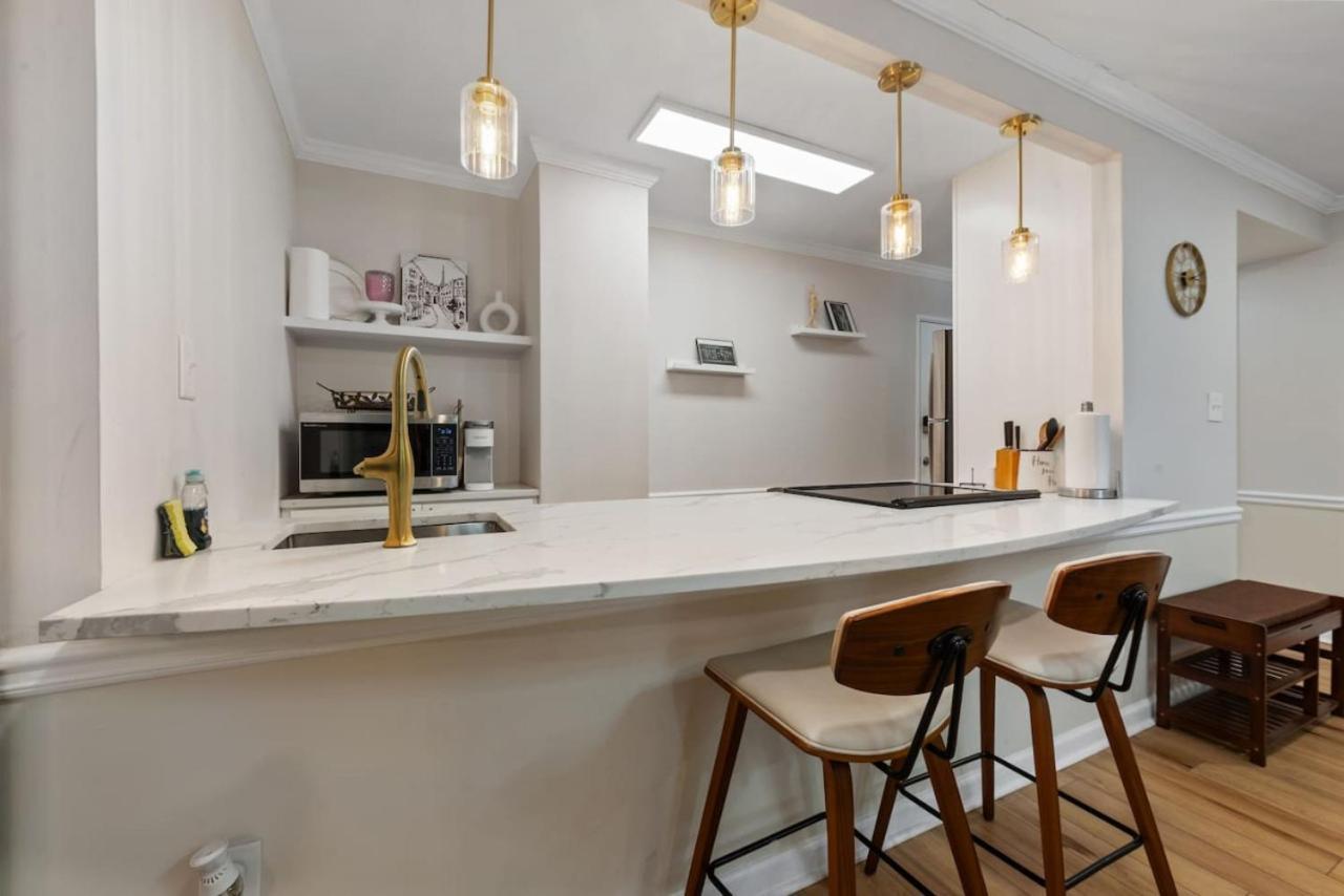 Downtown Condo, Skyline View, Walk Friendly * Atlanta