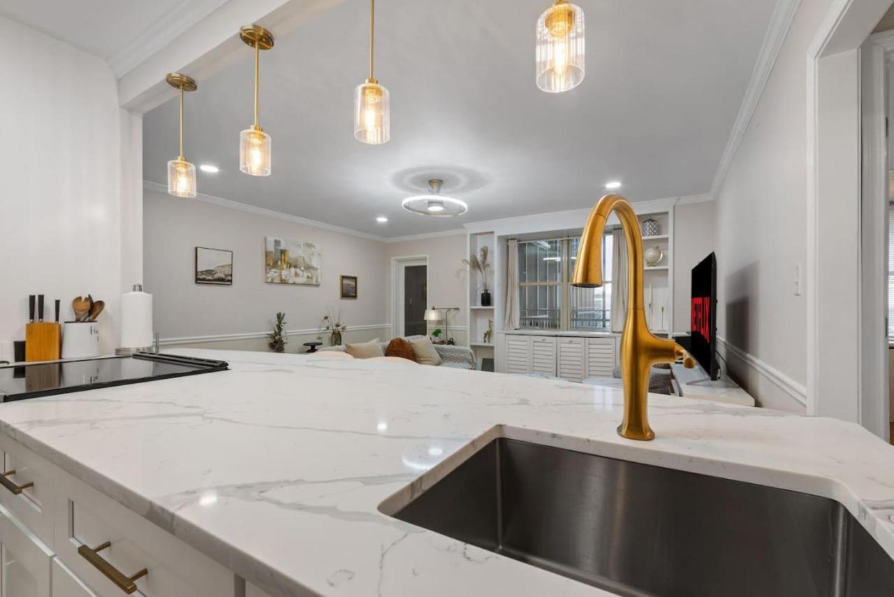 Downtown Condo, Skyline View, Walk Friendly
