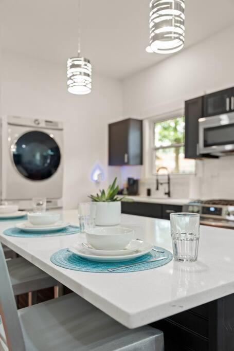 Your Cozy Retreat, 10 Mins From Downtown Apartment *